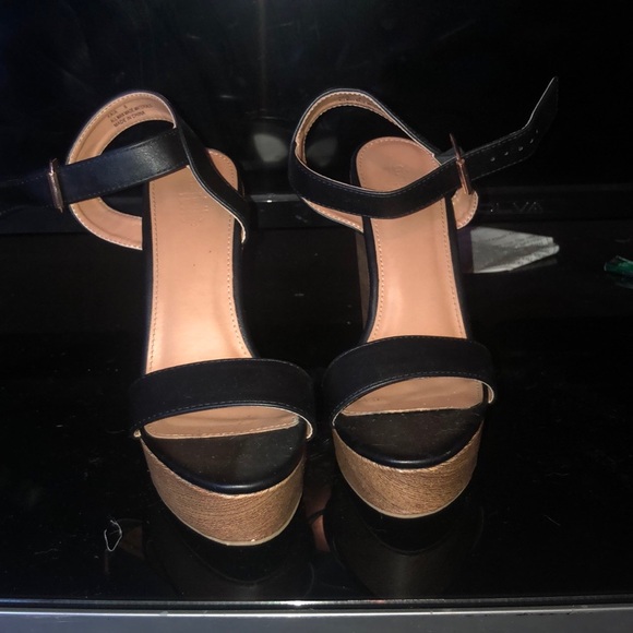 Women’s Size 8 Wedges - Picture 3 of 3